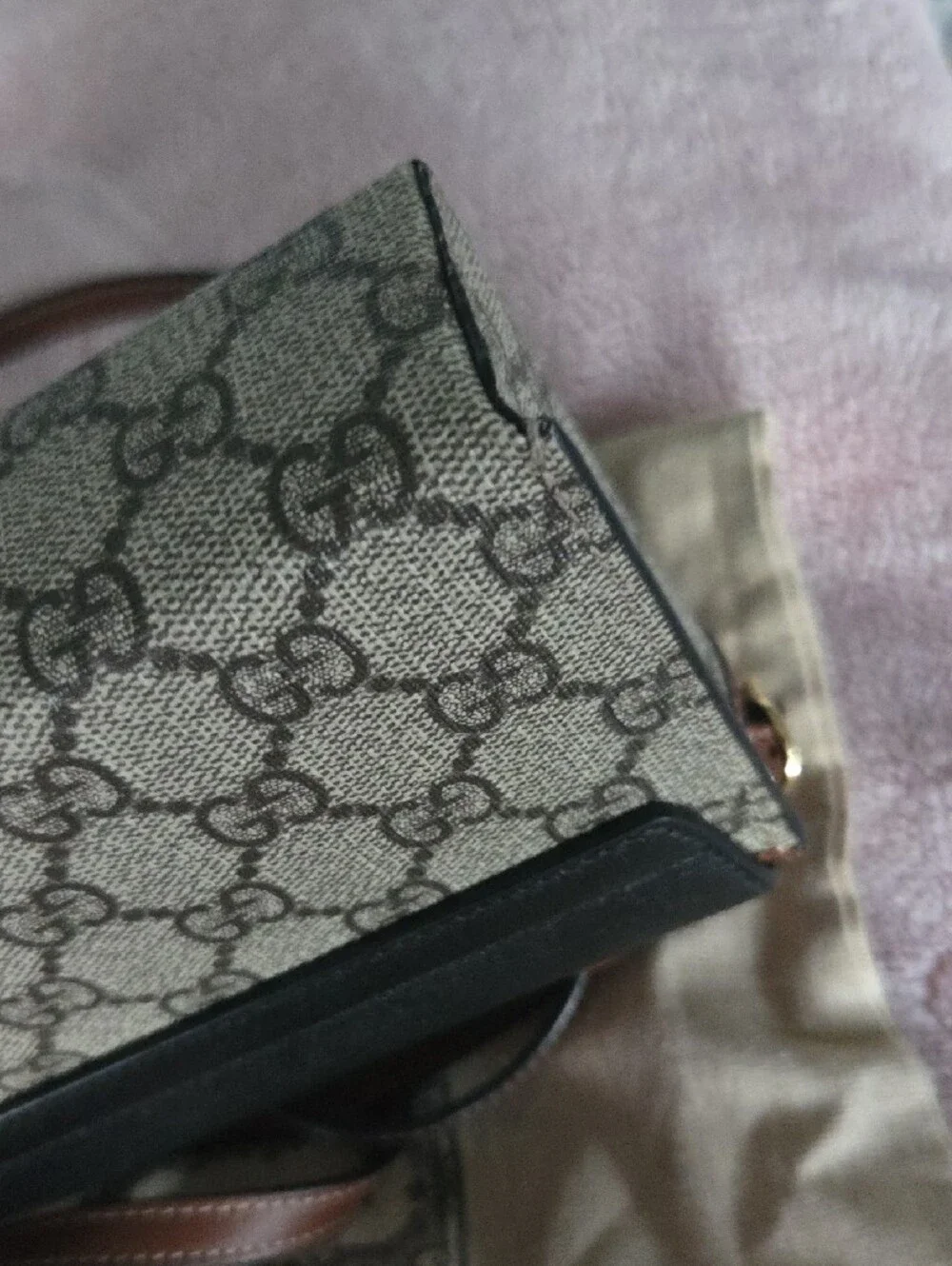 Gucci satchel signature